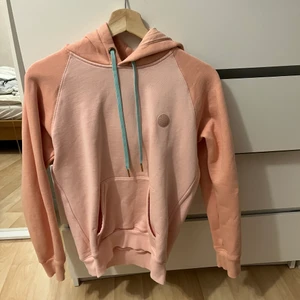 Acne Hoodie  - En rosa/peach färjad hoodie från acne studios. Det är en taightare modell och använd ca 5 gånger. Väldigt bra skick. Pris går att diskuteras 