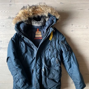 Parajumper jacka - Säljer denna knappt använda parajumper jacka, den är i gott skick. Köptes för 6000, säljes för 3000, köparen står för frakten 💕 (jackan är L men passar M)