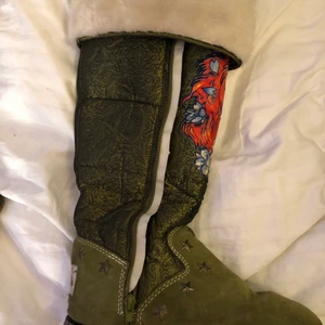 Coola Ed hardy skor - Det är dags att sälja mina älskade ed hardy skor eftersom jag inte passar i dom längre. Dom är knappt använda och har inga skador! 💗 Skriv privat om du har några frågor🤗