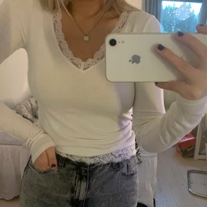 Vit topp - Säljer denna jättefina topp från hollister då den inte längre kommer till användning den är i storlek S men passar även XS, säljer för 75kr+frakt (66kr)