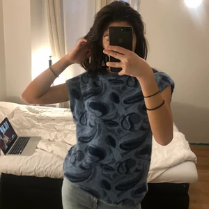 mönstrad väst - säljer denna blå mönstrade väst som jag köpte i somras. väldigt mjukt material. har använt den en gång så den är fortfarande i väldigt fint skick. finns även matchande kjol om det skulle vara av intresse 💕💓 