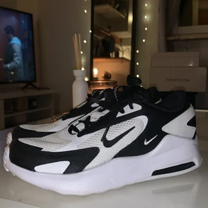 Nike Airmax  - Airmax i väldigt gott skick, endast använt en gång. Går att fraktas, dock står jag ej för frakt. Finns i Uppsala 🌸