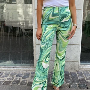 Hosbjerg Liquid pants - Intressekoll på dessa fina byxor från Hosbjerg. I storlek S, passar en XS-S. Använt byxorna max 5 gånger så dom är i ett superbra skick! Köpte dom för 1500