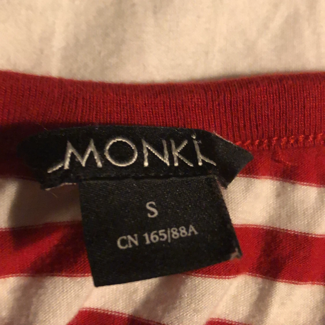 Randig röd tröja storlek S - 91