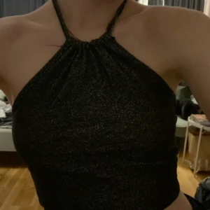 Glittrig topp - Glittrig topp från ASOS! Använd 1 gång. Perfekt för nyår 💗💗