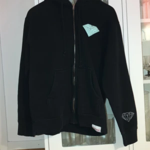 Diamond supply co huvtröja storlek M/L - En jättefin huvtröja av märket Diamond supply co. Broderad diamant på fram sidan. Den är mörkblå. Det står storlek S men den passar M. Nypris 2000kr. Jag säljer den för 800kr plus frakt.