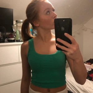 Grönt linne - Säljer mitt fina gröna linne för att det inte kommer till användning. Det är i bra skick och stretchigt.