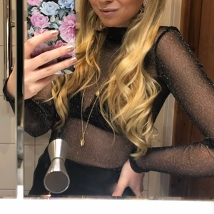 Glittrig topp - Knappt använd. I fint skick. Strl: XS