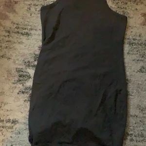 Klännig  - Lite kort grå klänning från h&m.Storlek M   