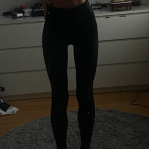 Träningstights ifrån Nike! - Säljer mina i princip oanvända träningstights ifrån Nike! De är i en strl S. Sjukt sköna och bekväma och i 100% nyskick! Jag är 165cm och brukar bära Xs i kläder! Jag säljer dessa för 170kr ink frakt, om fler är intresserade är det budgivning!🖤