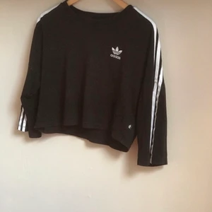 Adidas crop top - Used but in good condition! Loose fit