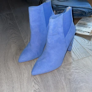 Nya skor. - Helt nya skor, oanvändba. 