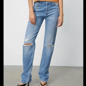 Zara midwaist jeans - Zara midwaist jeans i storlek 38 (passar 36 och 40 också)💖 Avända men i bra skick! Skriv för fler bilder