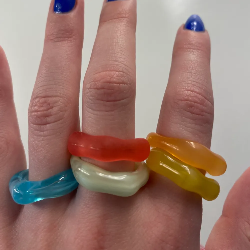 Säljer 6 stycken färgglada ringar som aldrig är använda då de är för stora för mig. . Accessoarer.