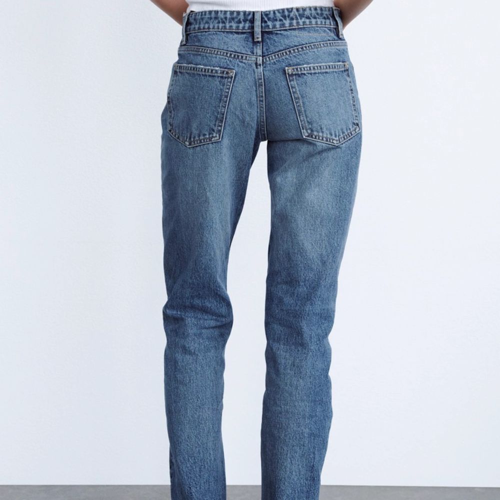 Zaras mid rise-straight leg jeans💞ny skick knappt använda.. Jeans & Byxor.