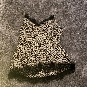 Mönstrad topp    - Söt topp med leopard mönster. Skulle passa S och M. Säljer då jag aldrig andvänt den. 