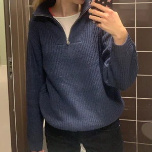 Blå half zip - Tjocktröja från Zara!! Endast använd en gång, den är som ny🧸frakt tillkommer!!!