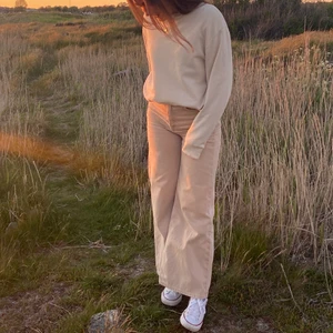 Weekday Jeans  - Mina favvo jeans har blivit för små :((( Weekday, modellen ”Ace”. Beiga, jätte vida och passar till typ allt! W26 L30 Finns ett litet märke på ena fickan på rumpan, en cirkel (kanske syns lite på sista bilden) som har kommit från att jag haft min kamera lins i fickan. Men det syns inte alls mycket:) 