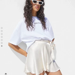 Satinkjol från bershka - Satinkjol från Bershka i champagne färg! Storlek S men den är  kort så skulle säg mer xs