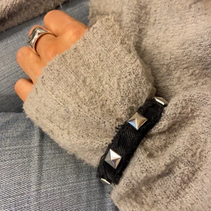 Nitarmband - Svart nitarmband som är lite fransigt💕