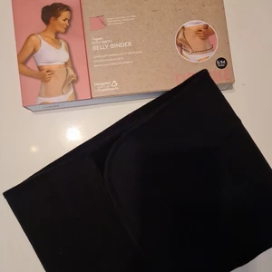 Maggördel - Justerbar maggörddel ekologisk bomull för tiden efter förlossning. Billy binder hjälper till att hålla in magen efter förlossningen, förbättrar hållningen, stödjer nedre delen av ryggen samt håller in och ger en slankare siluett. (Tvättbar pch speciellt bra efter kejsarsnitt)