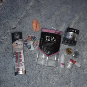 Nagelkit gelé naglar  - Nagelkit till att bygga gelé naglar, stickers till naglar, stenar, tränings finger,  tippar, lim, gel polish, gelé samt 2 glitter. 