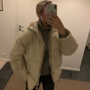 Jacka nyskick! - Nästintill oanvänd puffjacka köpt förra året men säljer pga ingen använding alls. Super fin beige färg, varm också samt oversize i storlek 34. Köpte för ungefär 700kr men säljer från 300, kan komma överens om pris ❤️‍🔥