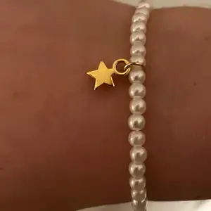 Ett egengjort armband med pärlor och en stjärnberlock 🤍 24kr för frakten 🤍