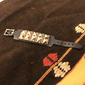 Fett nitarmband!! - Asfett nitarmband! Passar alla, går att justera! Perfekt använt skick (: Möts i Malmö och tar Swish, står ej för frakt eller postens slarv (: