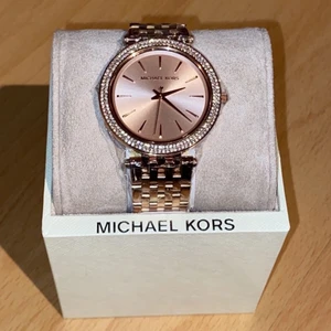 Michael Kors klocka - Helt ny och oandvänd Michael Kors klocka i rosé guld. Ett års garanti. Nypris 1200kr
