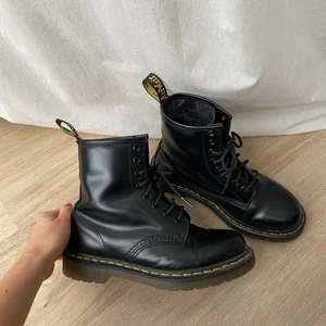 Dr. Martens 1460 - Ett par sparsamt använda kängor med små tecken på användning. 