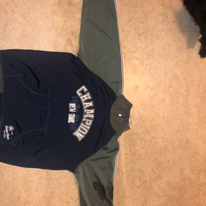 Champion zip up hoddie - Nej det är inte en fläck men vatten fläck för den är ny tvättade , om ni vill se den skicka ett meddelande så får ni se att ingen fläck är synligt . Champion hoddie fint skick storlek s.