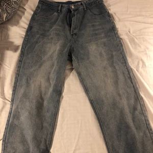  breda Denim jeans - Ett par breda jeans med ljus blå med lite washed färg. Aldrig använda då dom var för korta för mig som är 193! Skulle säga att dom passar en människa på 180 mer eller mindre. Hade lätt själv använt dom men ja… går perfekt över skoflärpar! Storleken säger XXL men de stämmer verkligen inte