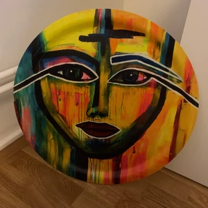 Bricka från Carolina Gynning  - Säljer en bricka från Carolina Gynning i nyskick. Tyvärr aldrig fått användning för den. 49cm i diameter. 