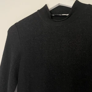 Klänning från Samsoe - Glittrig, lång och tight klänning från Samsoe som har används en gång, perfekt till nyår!