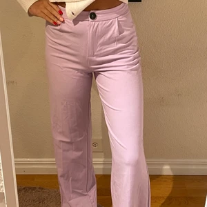 Byxor  - Snygga och bekväma byxor från Bershka i världens härligaste lila färg😍 skriv vid intresse så kan vi komma överens om ett bra pris!! 