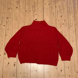Superfin röd stickad tröja från Monki, perfekt till jul! Ganska kort både i längd och i ärmarna