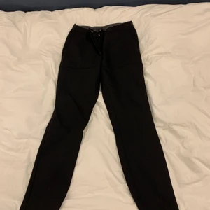 Kostymbyxor  - Detta är ett par svarta kostymbyxor som är lågmidjade och ganska tajt passform. De är i storlek 36/S men skulle nog säga att de skulle passa bättre på en 34/XS. De har inga slitningar och har bara använts 2 gånger då de är för små för mig. Det är ett bekvämt material. Kortare i modellen och är inte utsvängda. De är köpta på Zara