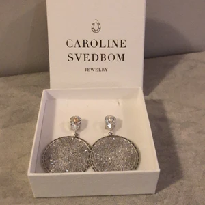 Caroline Svedbom örhängen Alexandra - Nya örhängen från Caroline Svedbom i kartong. Nypris ca 1695 kr. Perfekt till nyårsfesten!