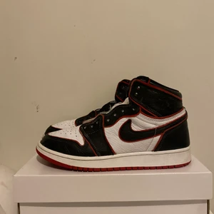 Air Jordan 1 Bloodline - Säljer mina Jordan 1 bloodline i storlek 39 (passar även 40). Dem är använda några få gånger men har tvättat dem och rengjort dem grovt. Inga fläckar eller någon typ av smuts på skorna. Dem ser i princip nya ut. Dem 100% äkta!!!!!! Alla original skosnören medföljer, har dock inte original boxen eller kvittot kvar men det fins en kod i skorna som tyder på att dem är 100% äkta! Skriv till mig privat om hur mycket ni kan tänka er betala (kan gå ner i pris vid snabb affär)