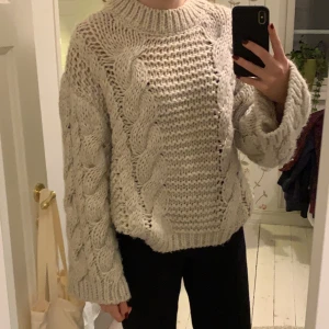 NA-KD stickad tröja strl xs/xxs - Beige stickad tröja med vida ärmar från NA-KD. Storlek xxs/xs men stor i storleken så passar s och m också. Den är i nyskick då jag högst har använt den 2 gånger. Kostade mellan 400 och 500kr från början.