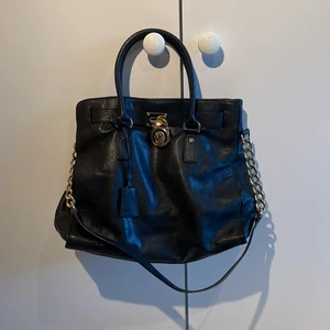 Michael kors väska - Väska i svart läder från Michael Kors. Modellen heter ”Hamilton”, lädret är mjukt. Rymlig och i fint skick. 