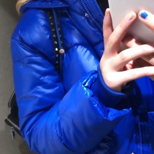 Vinterjacka - Säljer denna blåa vinterjacka i storlek S från Urban Classics. Inköpt för 2 år sedan men endast använd 1 vinter. Mycket varm och bekväm. Startar bud på 170kr🤗.   Köparen står för frakten, inkluderas inte i budgivning. 