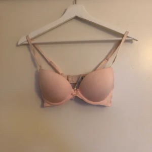 T-shirt bh - Bh i strl 75A. Ljusrosa, passar bra under t-shirts då den är slät. 