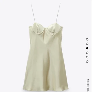 Satin klänning - (INTRESSEKOLL) Satin klänning med glittriga band från zara. Storlek S. Helt slutsåld på hemsidan 💞 använd en gång. 