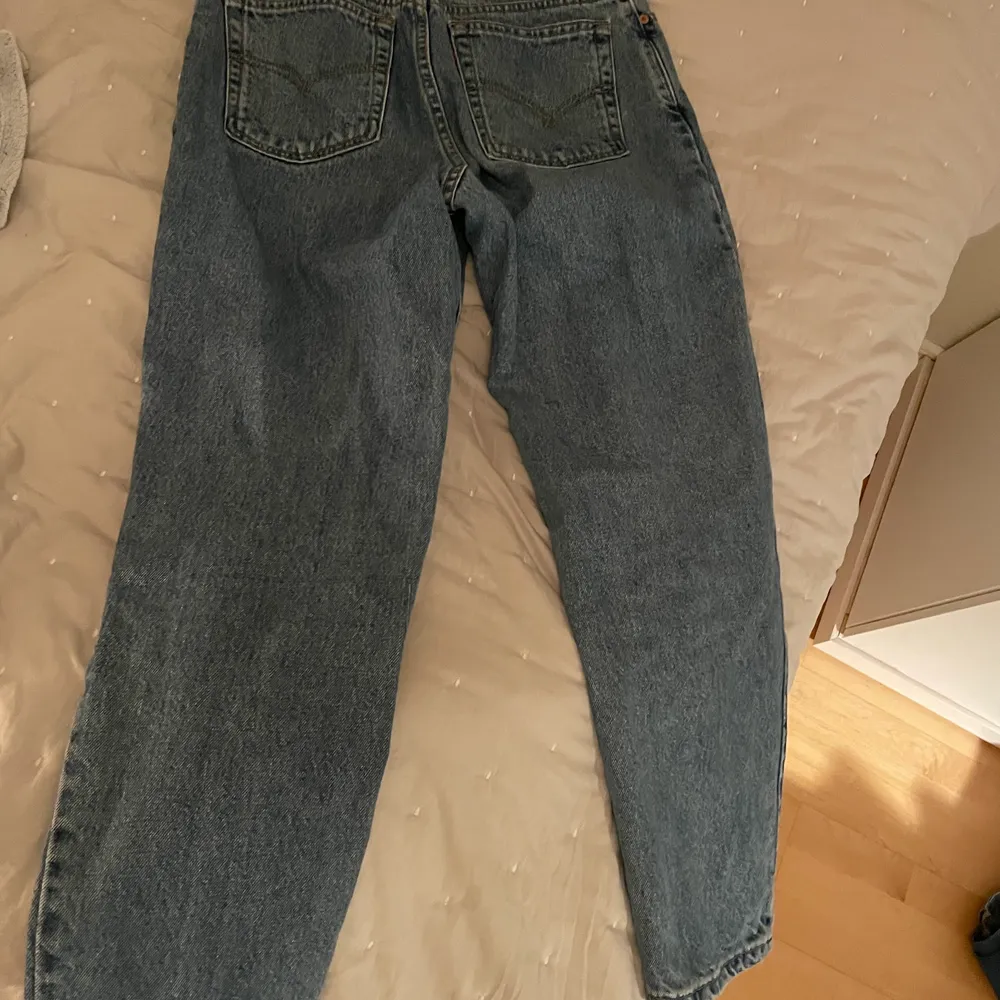 Säljer mina Levis jeans, passar mig som är vanligt vis 38 och är lite större på mig 😊. Jeans & Byxor.