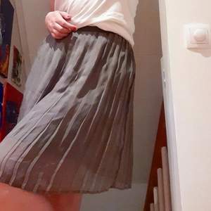En grå kjol i storlek 38. Säljer pga för liten storlek för mig. Finns en kort dragkedja där bak. Lätt att ta på och jätteskönt material.