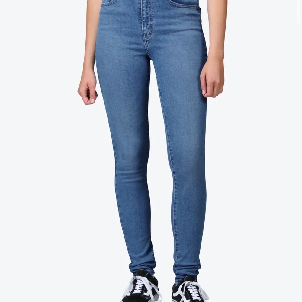 Super snygga Levis jeans i modellen mile high skinny jeans! Jeansen är högmidjade och stretchigt material. Tyvärr inte min stil så de har kommit till användning fåtal gånger så finns inga slitage på dom! Nypris: 1100kr ☺️. Jeans & Byxor.