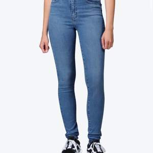 Super snygga Levis jeans i modellen mile high skinny jeans! Jeansen är högmidjade och stretchigt material. Tyvärr inte min stil så de har kommit till användning fåtal gånger så finns inga slitage på dom! Nypris: 1100kr ☺️