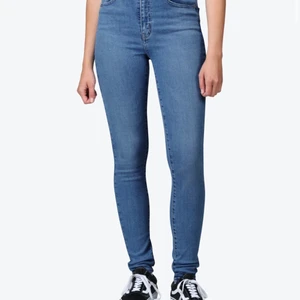 Levis jeans - Super snygga Levis jeans i modellen mile high skinny jeans! Jeansen är högmidjade och stretchigt material. Tyvärr inte min stil så de har kommit till användning fåtal gånger så finns inga slitage på dom! Nypris: 1100kr ☺️